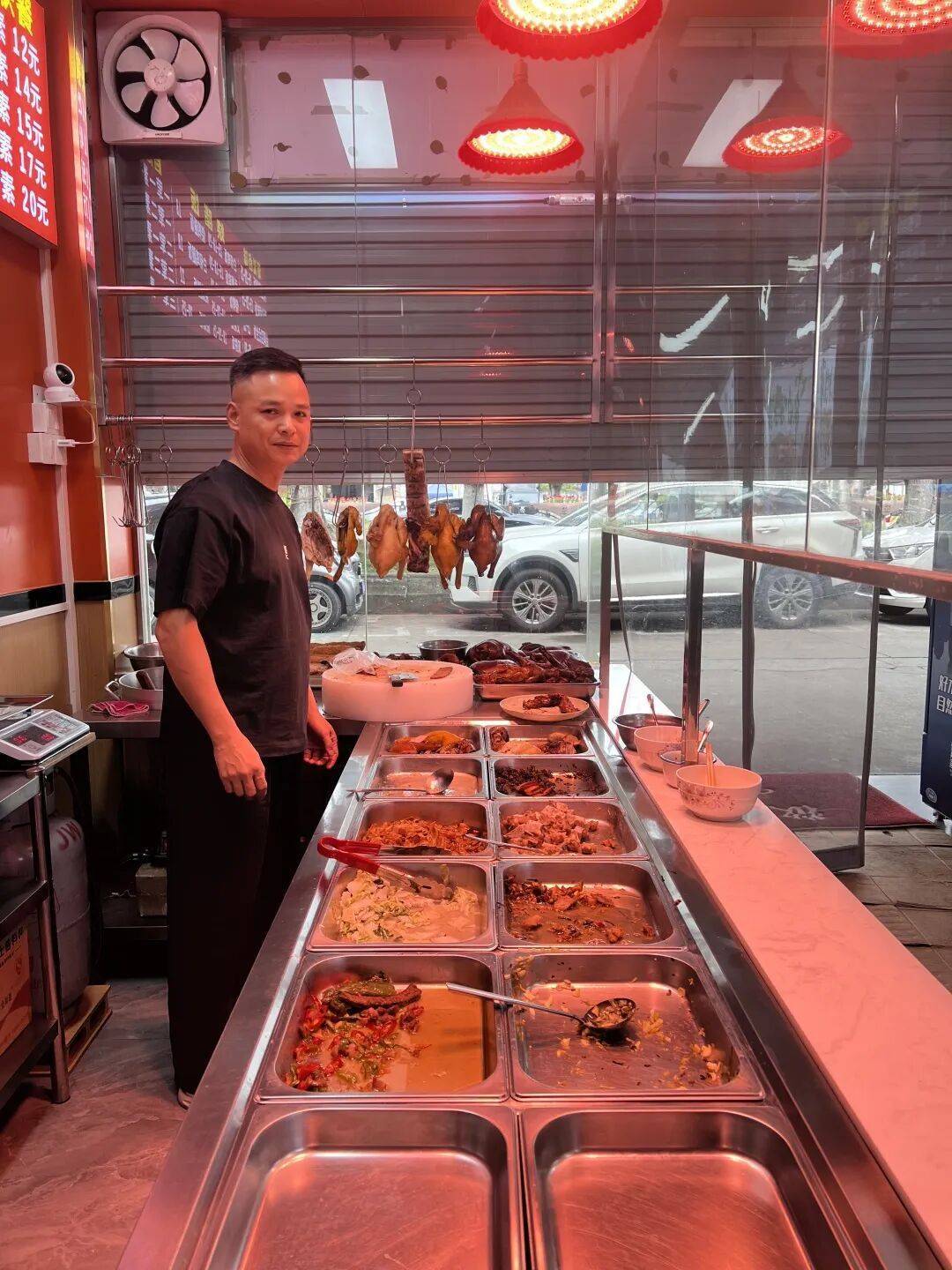 小伙到广州一猪脚饭店吃免费“2号餐”<strong></p>
<p>eth矿池</strong>，突然跪地道谢，老板娘：以后要吃饭就直接过来