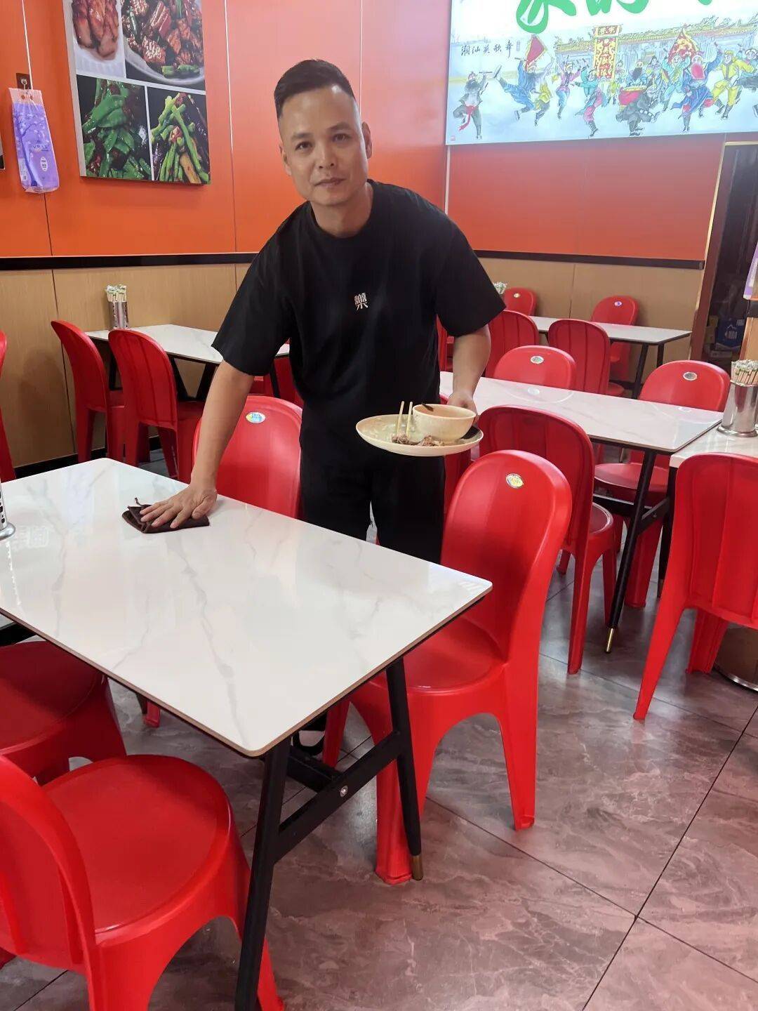 小伙到广州一猪脚饭店吃免费“2号餐”<strong></p>
<p>eth矿池</strong>，突然跪地道谢，老板娘：以后要吃饭就直接过来
