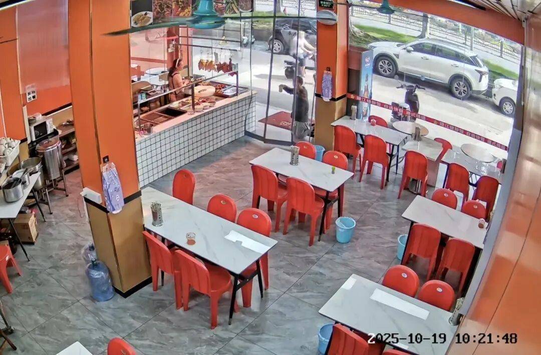 小伙到广州一猪脚饭店吃免费“2号餐”<strong></p>
<p>eth矿池</strong>，突然跪地道谢，老板娘：以后要吃饭就直接过来