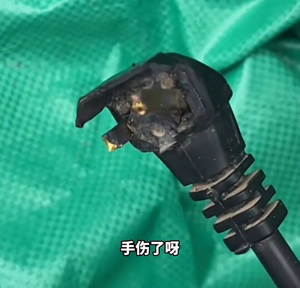 一瞬间手被烧熟<strong></p>
<p>okex交易平台app下载链接</strong>，金手镯被电碎！女子给电动车充电，不慎碰到充电口受伤
